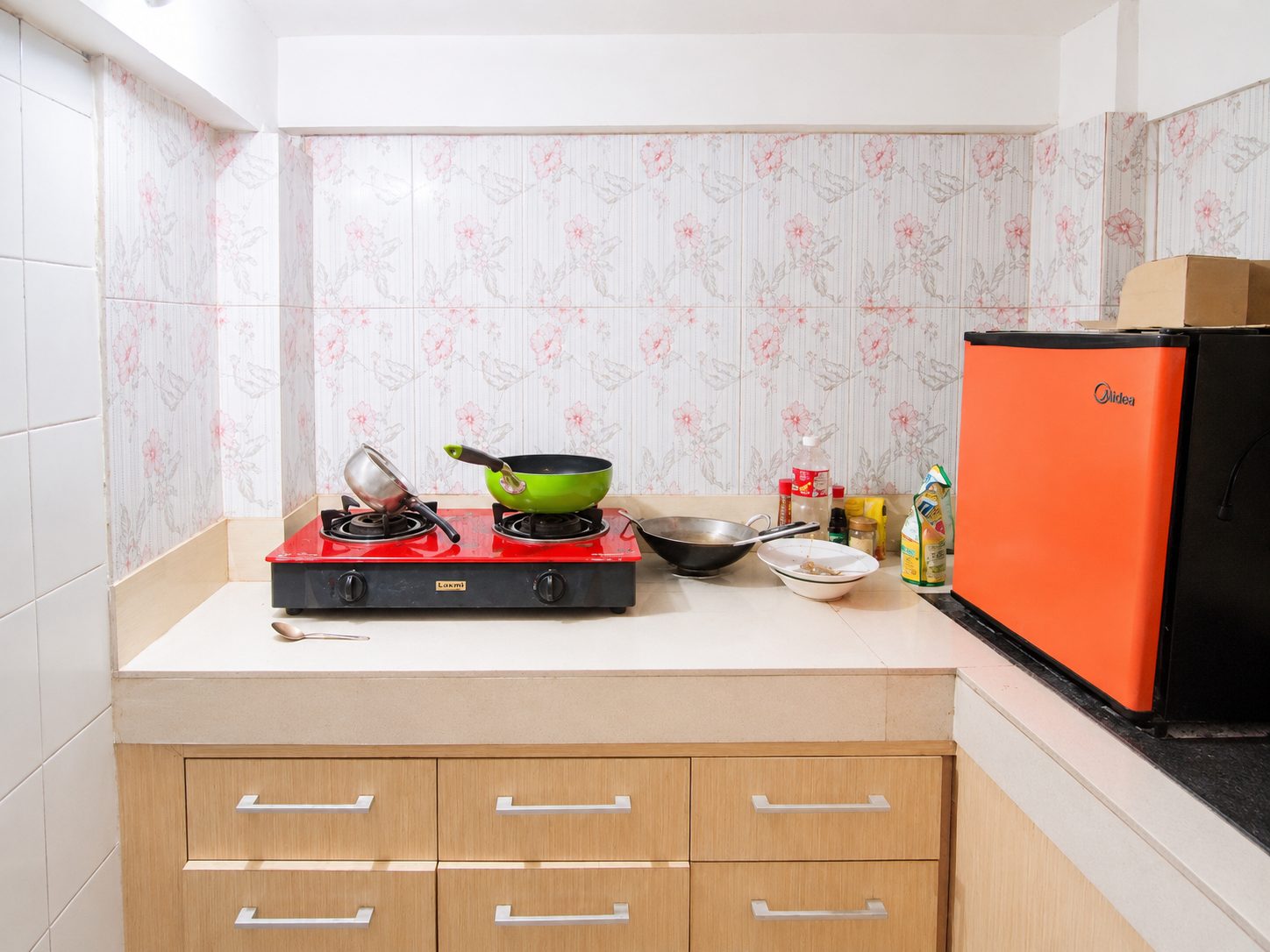 Dapur bersama Cemara Residence dengan kompor dan kulkas