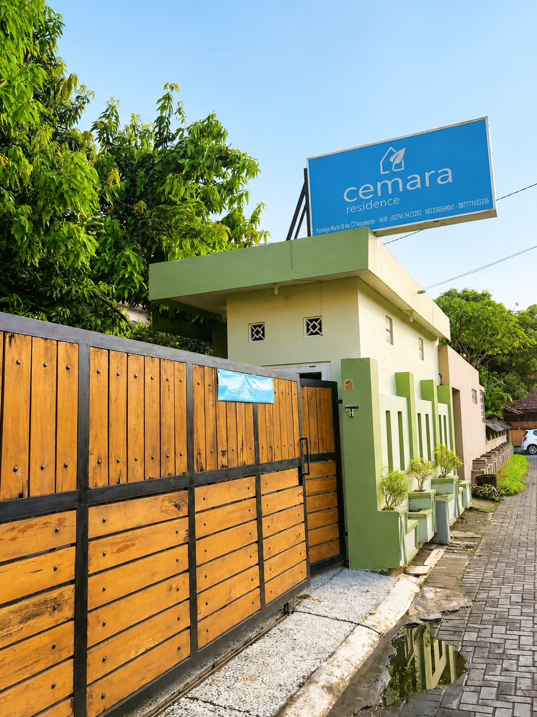 Gerbang dan papan nama Cemara Residence di Kaliurang, Sleman, Yogyakarta