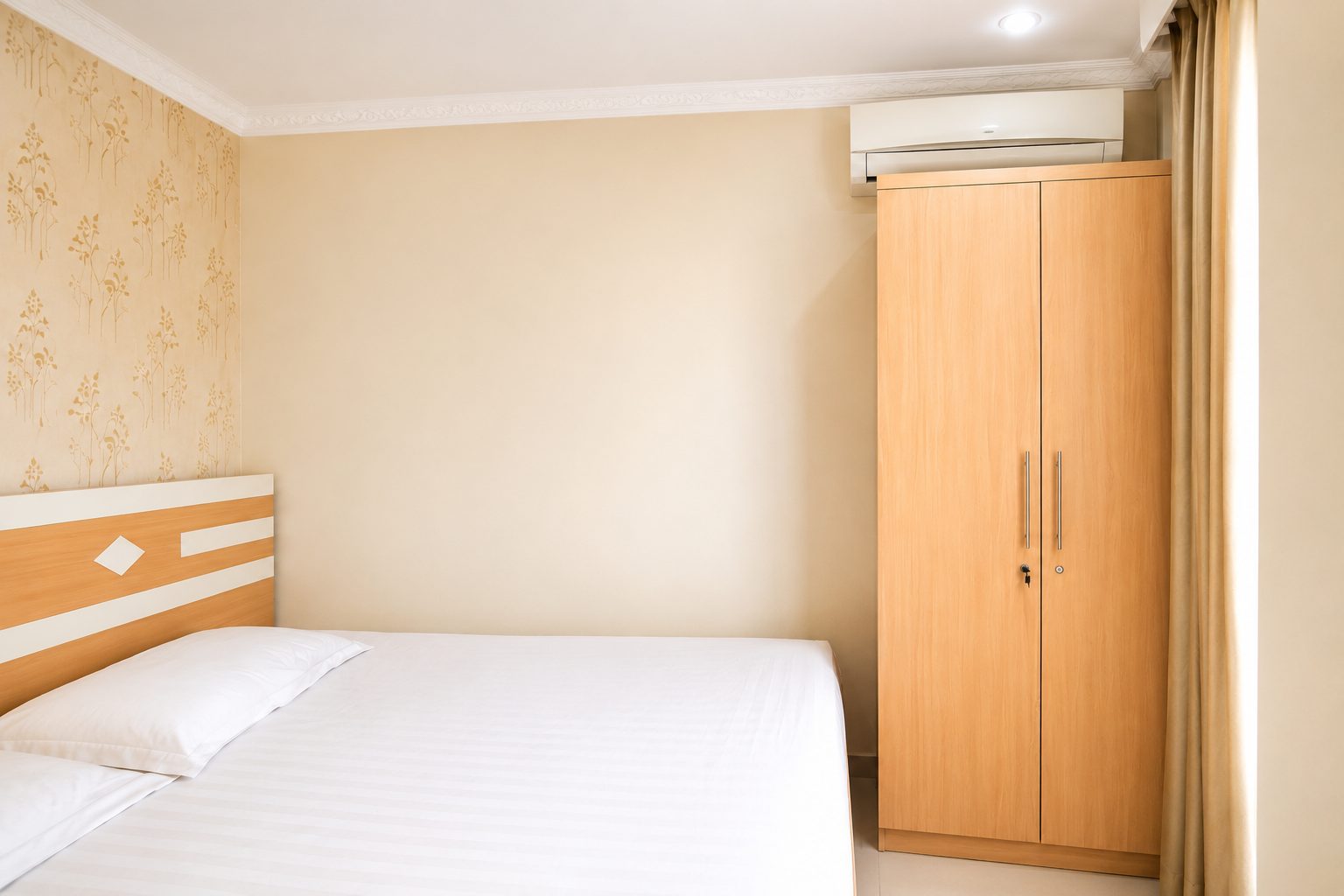 Kamar dengan AC dan lemari di Cemara Residence