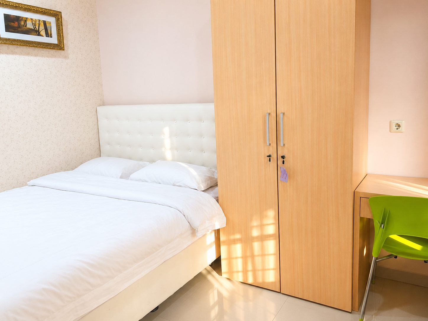 Kamar Double Cemara Residence dengan lemari dan meja belajar