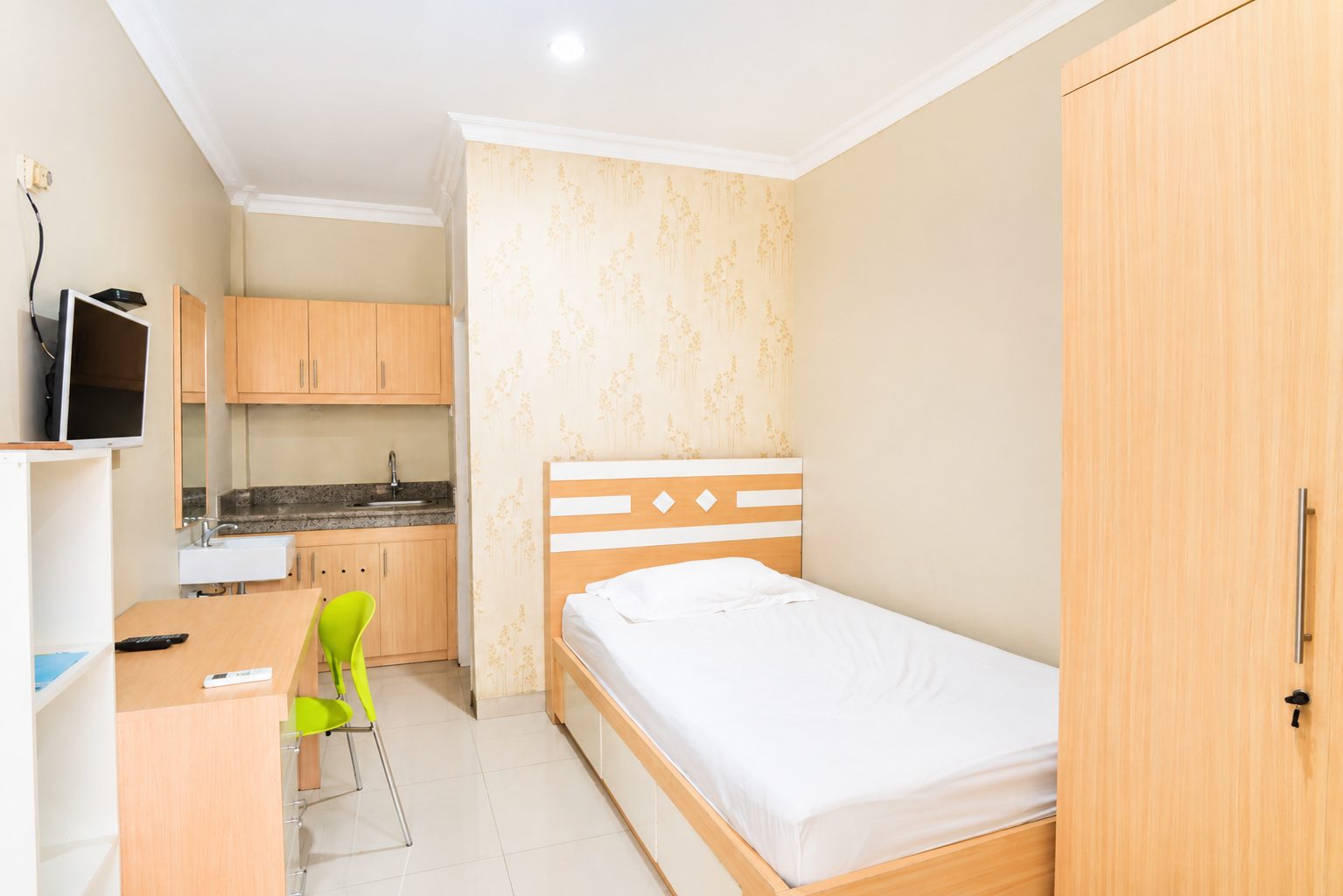 Kamar Single Cemara Residence dengan tempat tidur, TV, dan pantry