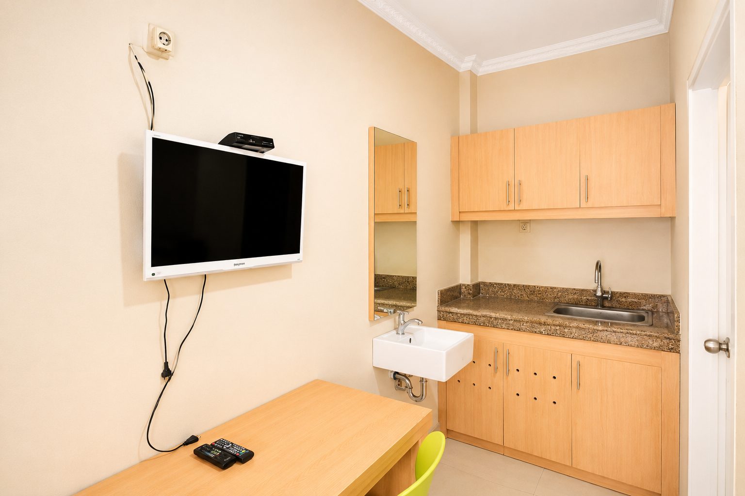 Kamar Cemara Residence dengan TV dan pantry, tersedia untuk disewa