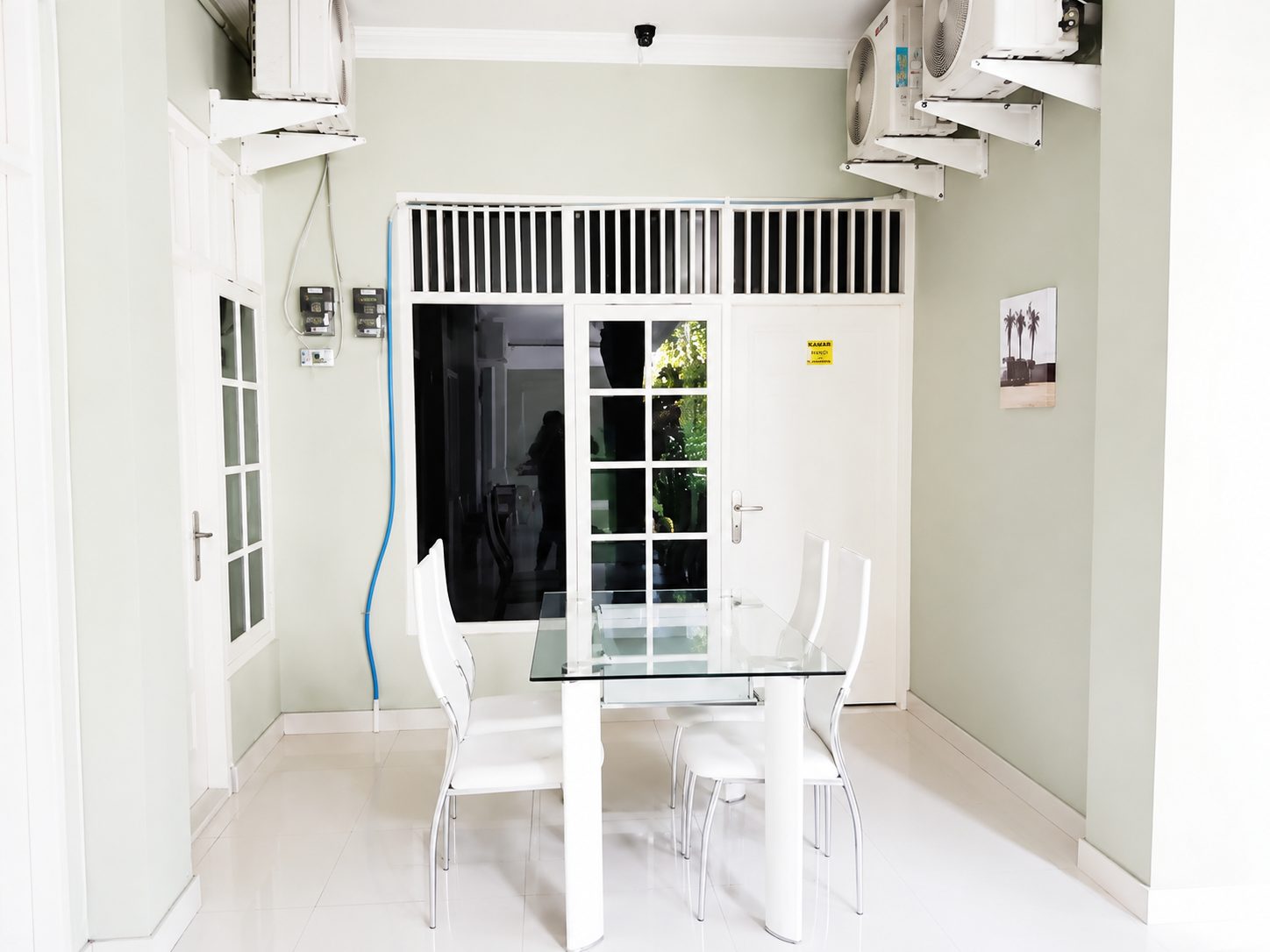 Ruang bersama Cemara Residence dengan AC dan meja makan